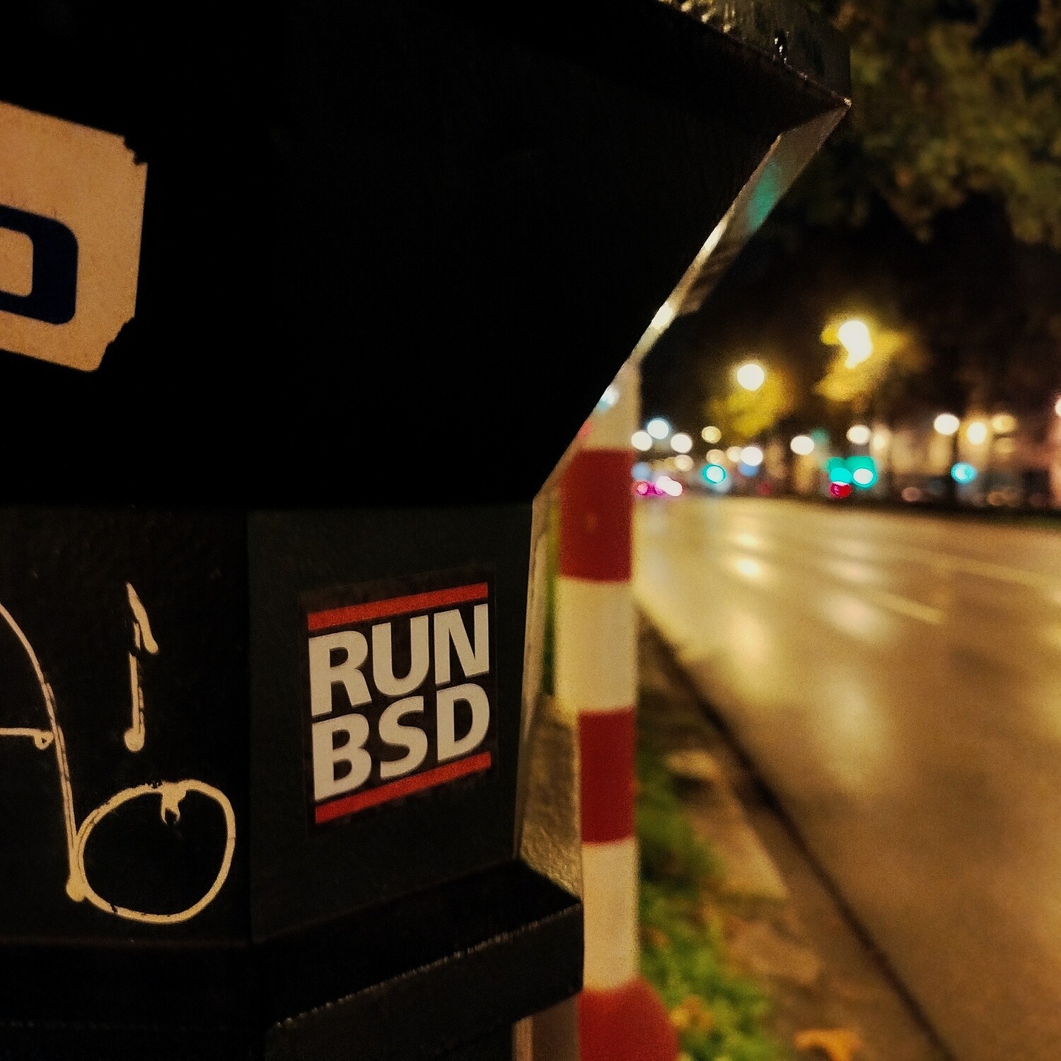 Run BSD sticker in a pole in Brussels